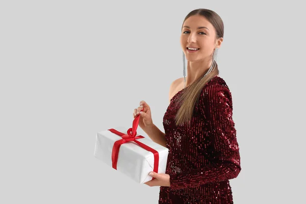 Young Woman Red Dress Christmas Gift Grey Background — Stock Photo, Image