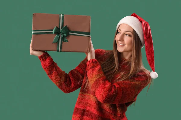 Jonge Vrouw Santa Hoed Met Kerstcadeau Groene Achtergrond — Stockfoto