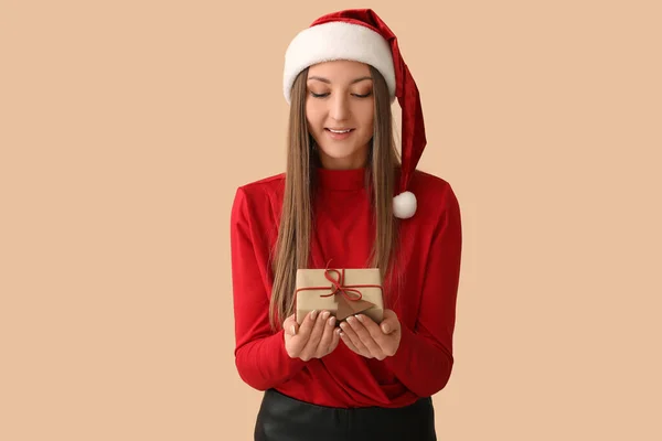 Young Woman Santa Hat Christmas Gift Beige Background — Stock Photo, Image