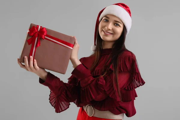 Ung Kvinna Santa Hatt Med Julklapp Grå Bakgrund — Stockfoto