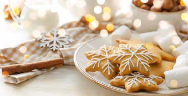 Lezzetli Noel kurabiyeleri ve masada şekerleme tabağı.