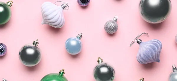 ピンクの背景に多くの美しいクリスマスボール フラットレイ — ストック写真