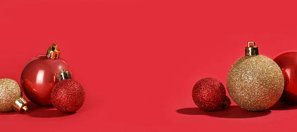 Kırmızı Arkaplanda Parlak Noel Topları Metin Için Boşluk — Stok fotoğraf