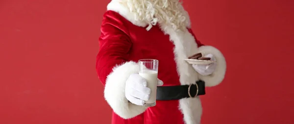 Санта Клаус Молоком Печеньем Красном Фоне — стоковое фото
