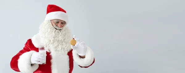 Портрет Санта Клауса Молоком Печеньем Светлом Фоне Пространством Текста — стоковое фото
