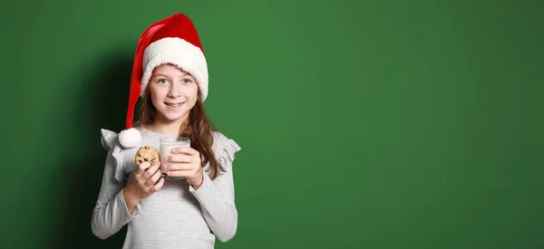 Menina Bonito Chapéu Papai Noel Com Leite Biscoito Natal Fundo — Fotografia de Stock