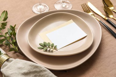 Bej kumaş arka planında boş kartı olan moda tablo ayarları