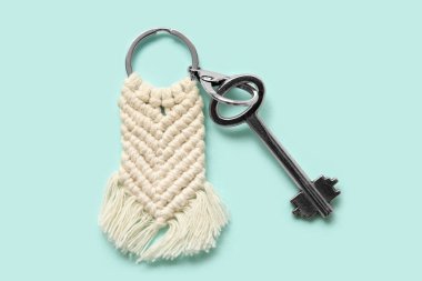 Yeşil arkaplanda el yapımı pamuk anahtarlık ve anahtar