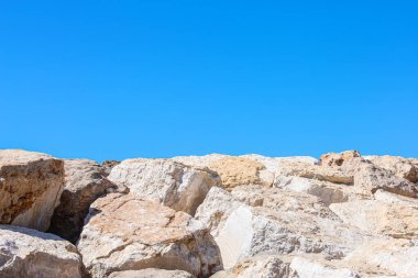 Mavi gökyüzüne karşı doğal taşların görüntüsü