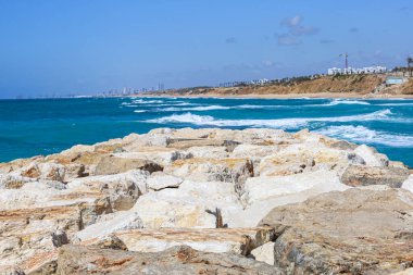 Tatil köyünde deniz kenarındaki güzel kayalar