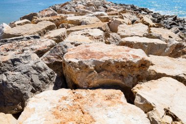 Deniz kenarındaki güzel taşların manzarası, yakın çekim.
