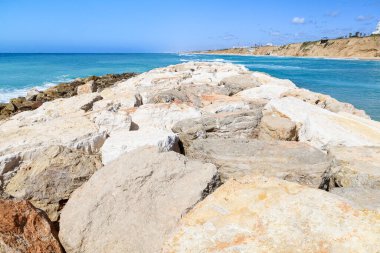 Tatil köyünde deniz kenarındaki güzel kayalar, yakın çekim