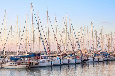 Gün batımında yatları olan güzel rıhtım manzarası