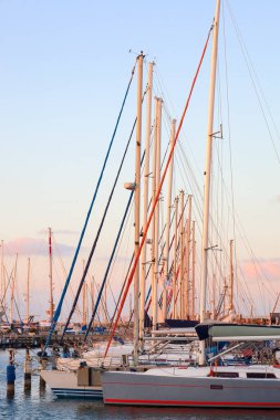 Gün batımında yatları olan güzel rıhtım manzarası