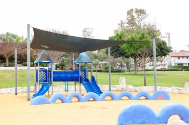 Çocuk parkındaki çocuk kaydırağının görüntüsü