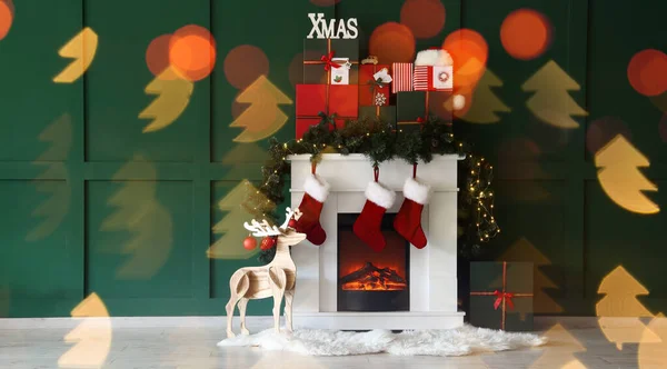 Kandalló Karácsonyi Ajándékok Zokni Rénszarvas Közelében Zöld Fal — Stock Fotó