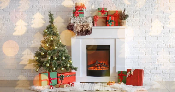 Kamin Mit Schönen Geschenken Und Weihnachtsbaum Wohnzimmer — Stockfoto
