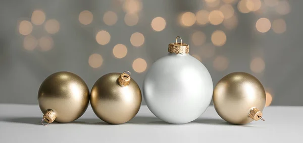 Hermosas Bolas Navidad Mesa Contra Las Luces Borrosas — Foto de Stock