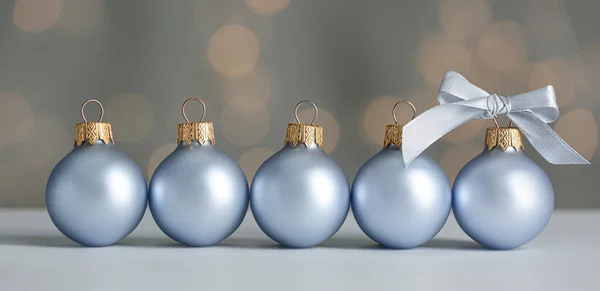 Krásné Vánoční Koule Stole Proti Rozmazané Světla — Stock fotografie