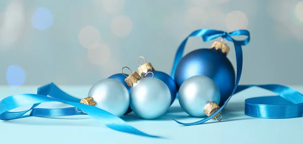 Красивые Голубые Рождественские Шары Столе Против Размытых Огней — стоковое фото