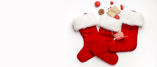 Skladba Vánoční Ponožky Bílém Pozadí Prostorem Pro Text — Stock fotografie