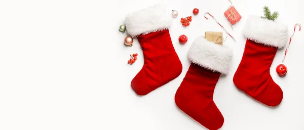 Σύνθεση Χριστουγεννιάτικες Κάλτσες Και Διακόσμηση Λευκό Φόντο Χώρο Για Κείμενο — Φωτογραφία Αρχείου