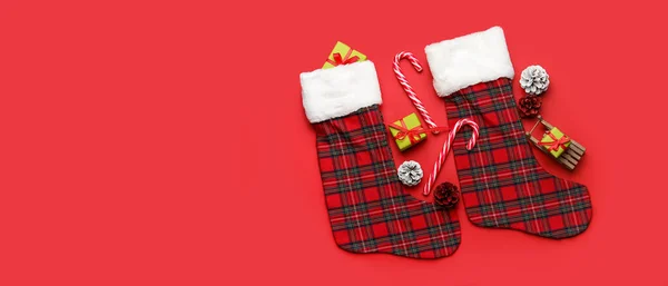 Композиція Різдвяними Шкарпетками Декором Червоному Тлі Простором Тексту — стокове фото