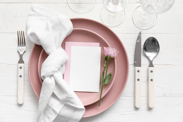 Elegante Tavolo Con Carta Bianca Fiore Eustoma Sfondo Legno Bianco — Foto Stock