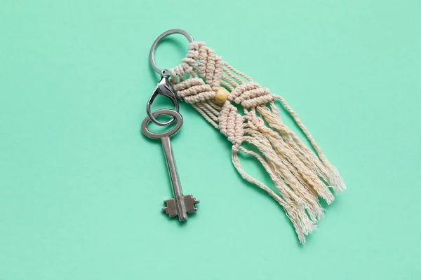 Key Handmade Cotton Keychain Green Background — Stock Photo, Image