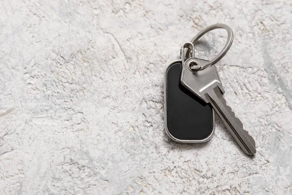 灰色背景带钥匙链的钥匙 — 图库照片