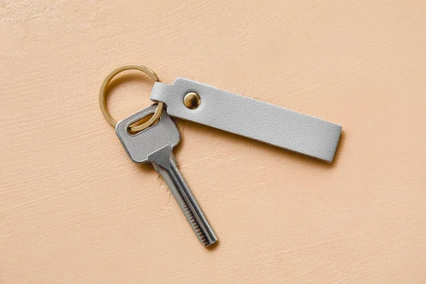 Metal Key Leather Keychain Beige Background — Stock Photo, Image