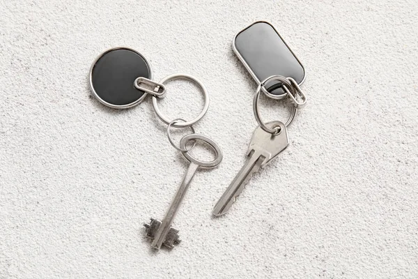 浅色背景带钥匙链的钥匙 — 图库照片