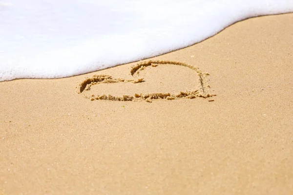 Coração Desenhado Areia Perto Mar Close — Fotografia de Stock