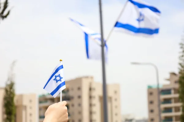城市中悬挂以色列国旗的妇女 特写镜头 — 图库照片