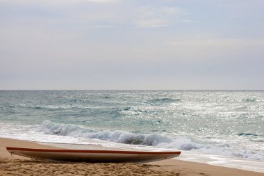 Deniz kıyısındaki kumda kano