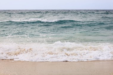 Bulutlu bir günde dalgalı güzel deniz manzarası