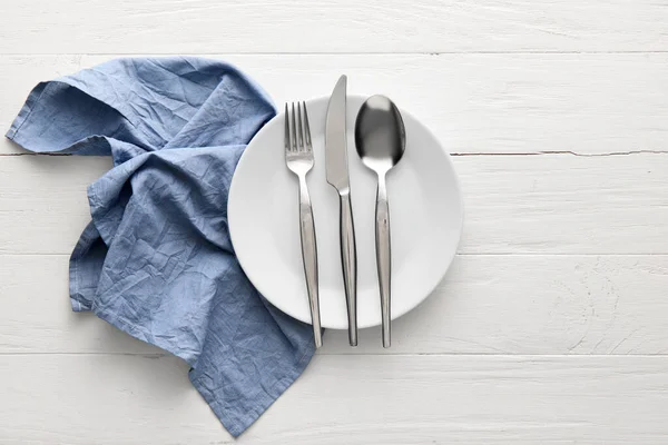 Πιάτο Μαχαιροπίρουνα Και Μπλε Πετσέτα Λευκό Ξύλινο Φόντο — Φωτογραφία Αρχείου