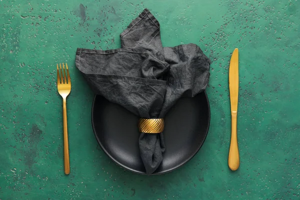 Schwarze Serviette Teller Und Besteck Auf Grünem Hintergrund — Stockfoto