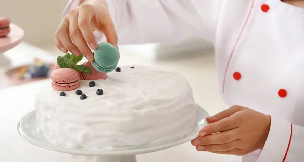 台所でおいしいケーキを飾る女性の菓子 クローズアップ — ストック写真