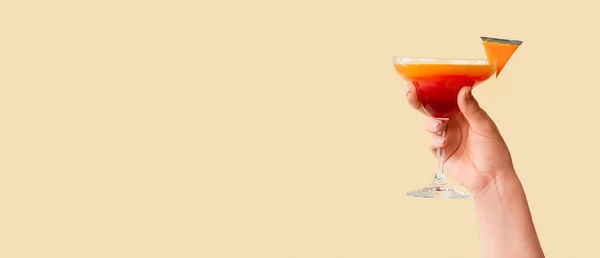 Weibliche Hand Hält Ein Glas Leckeren Kürbiskuchen Martini Auf Beigem — Stockfoto