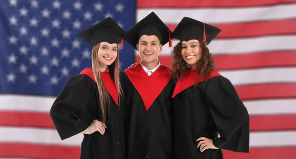 Mladí Absolventi Bakalářských Oděvů Proti Vlajce Usa — Stock fotografie