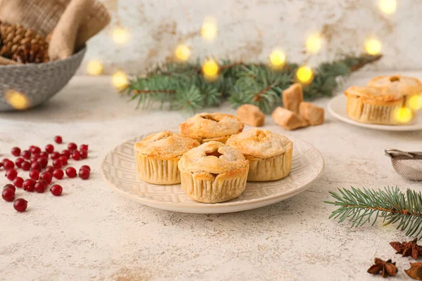 Plate Tasty Mince Pies Grunge Background — Stock Photo, Image