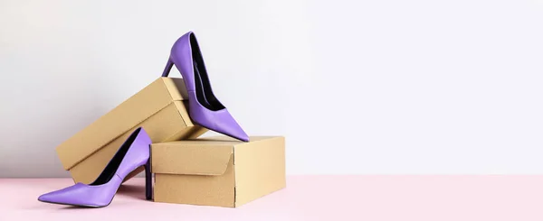 Boîtes Carton Chaussures Violettes Talons Hauts Sur Fond Clair Avec — Photo