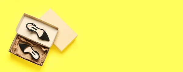Lepenkové Krabice Dámskými Botami Žlutém Pozadí Prostorem Pro Text — Stock fotografie
