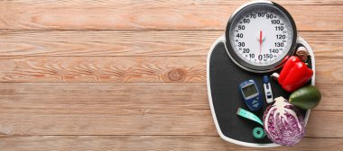 Sebzeler, teraziler, mezura, tahta zemin üzerinde tükenmez kalem ve glukometre ve metin için yer var. Diyabet kavramı