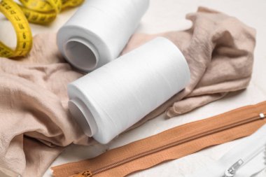 Masada beyaz iplik makaraları, yakın plan