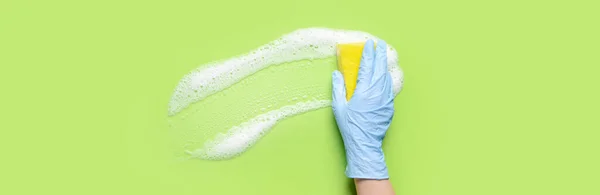 Mão Mulher Com Esponja Limpeza Superfície Verde — Fotografia de Stock