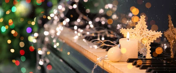 Burning Candle Christmas Decorations Piano Keys Closeup — Stock Photo, Image