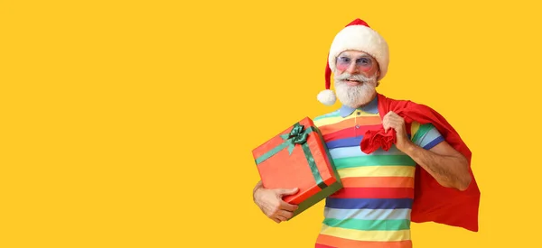 Coole Weihnachtsmann Mit Geschenk Und Tasche Mit Urlaub Auf Gelbem — Stockfoto