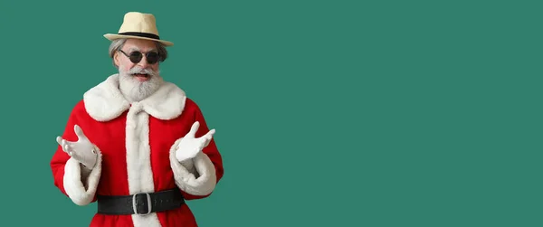 Cool Santa Claus Zielonym Tle Miejscem Tekst — Zdjęcie stockowe